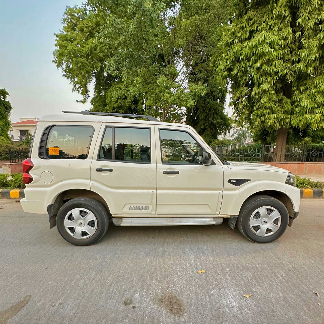 Mahindra Scorpio on rent front view